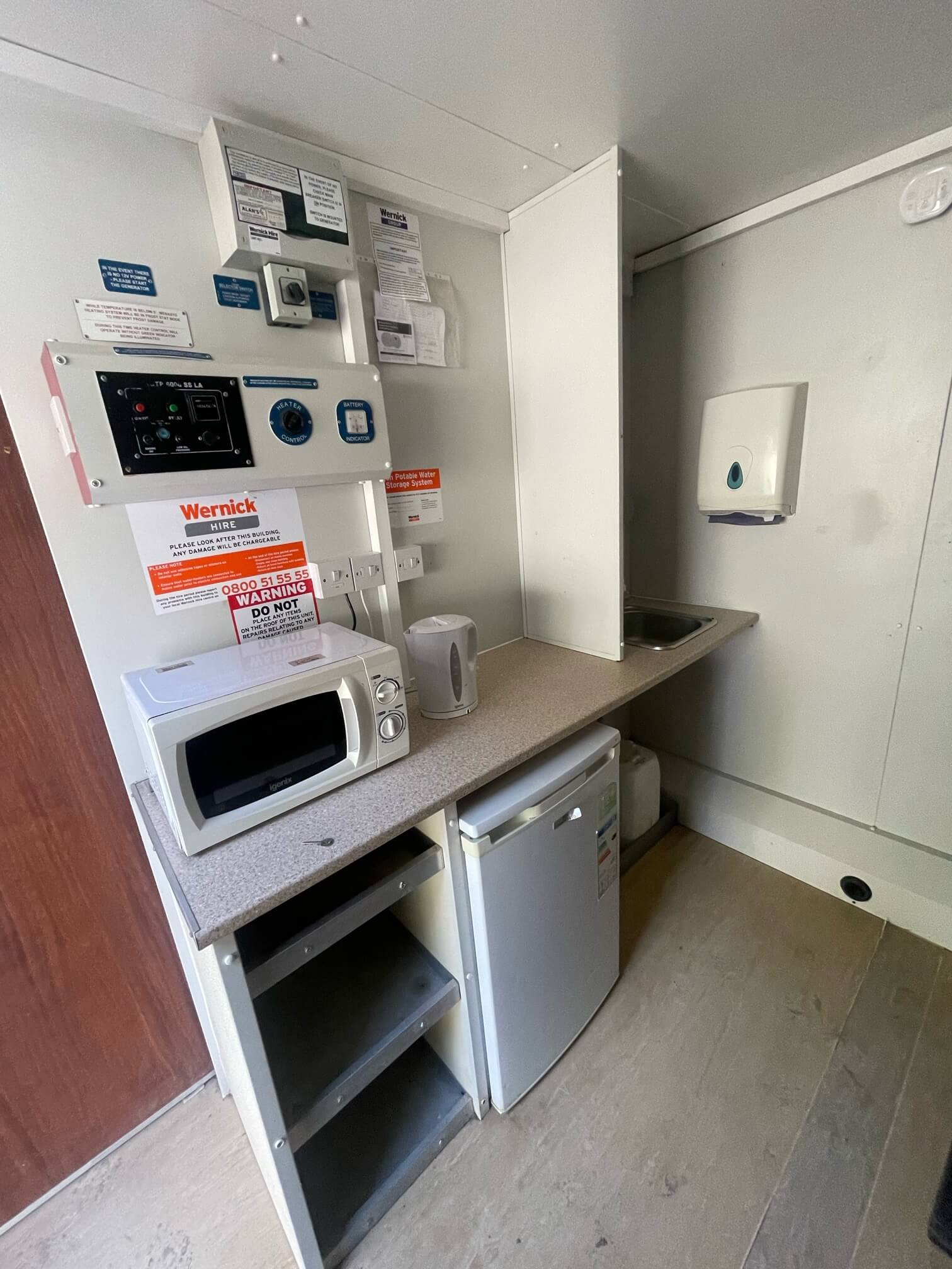 25ft x 9ft Eco Welfare Unit with Generator