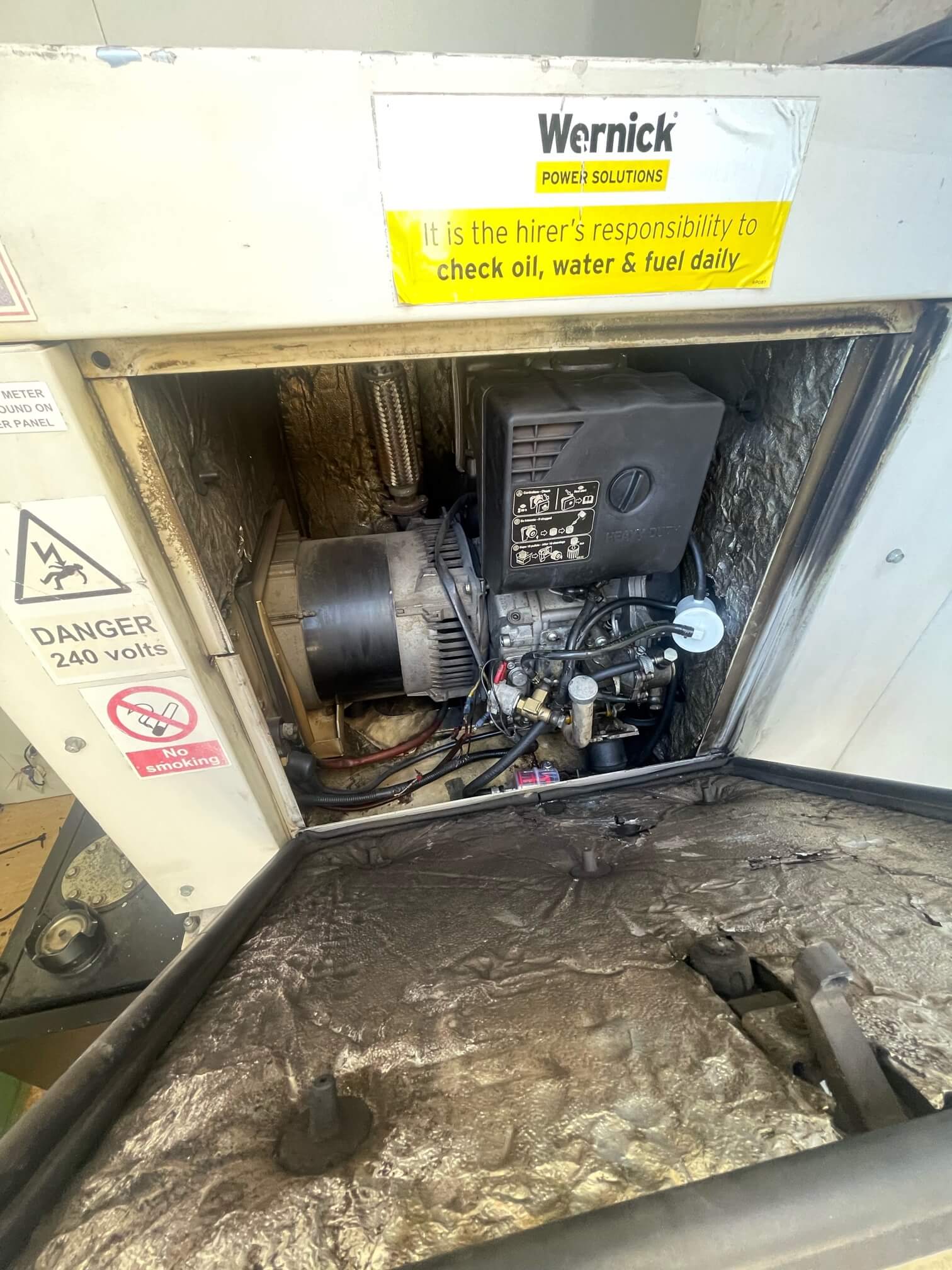 25ft x 9ft Eco Welfare Unit with Generator